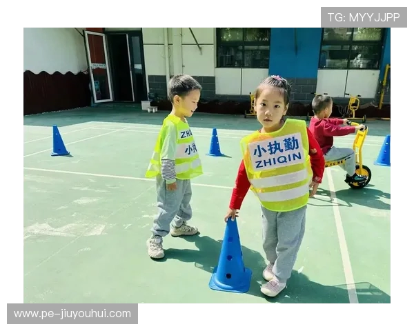 少年们在门口踢足球的欢乐时光让整个社区充满欢笑与活力