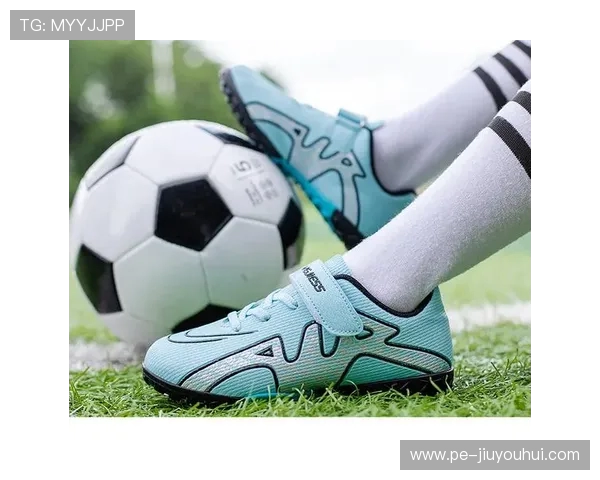 适合女童运动需求的碎钉足球鞋舒适耐用助力运动表现